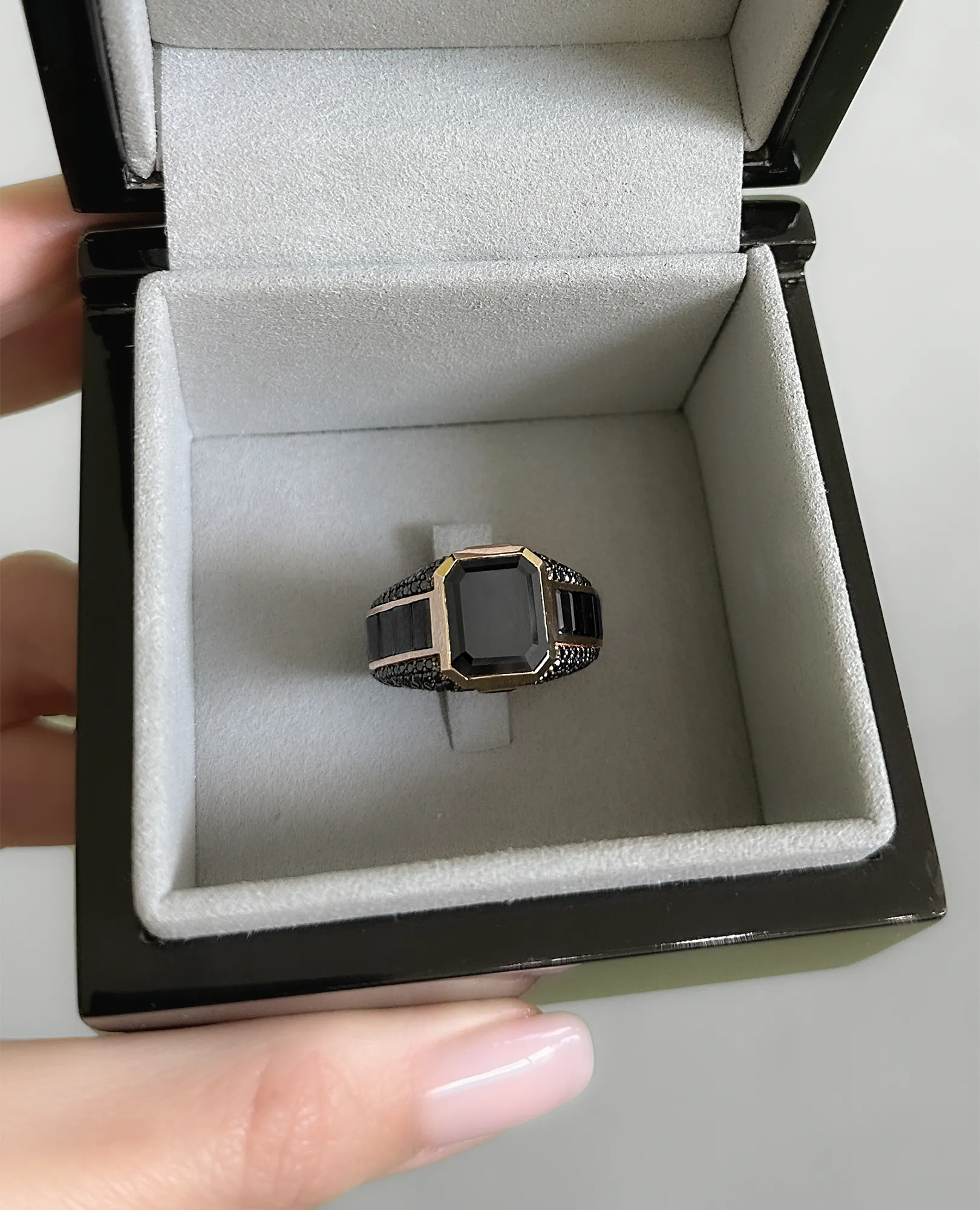 ROCHESTER Gold Signet Ring with 11.30ct Black Diamonds