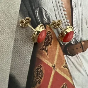 Vintage 18K Gold Coral Stud Earrings (EU 750 gold engrave)